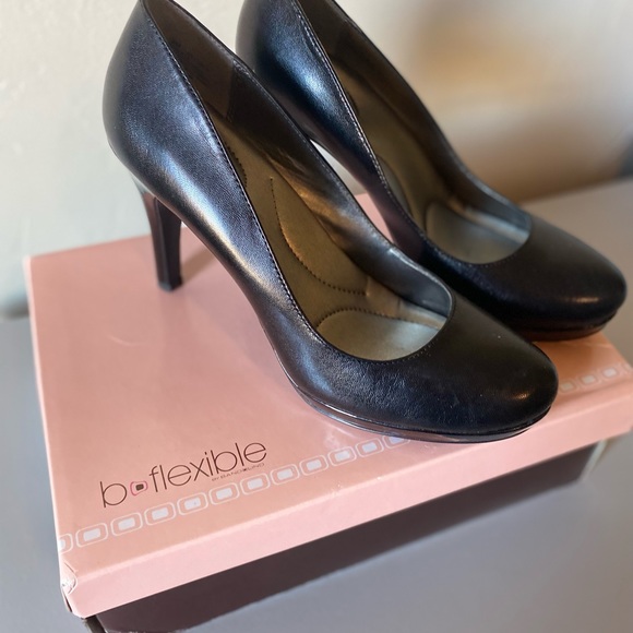 B Flexible Black Heels - Picture 2 of 6